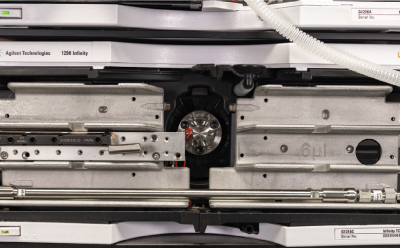 Direct connect guard cartridge connected to a 25 cm length analytical column. Image showing a Supelco® direct connect guard cartridge connected to a 25 cm length analytical column showcasing that the main and guard column fit together comfortably in the column oven and all metal parts of the set up do have contact to the heating elements ensuring reliable thermal conductivity.