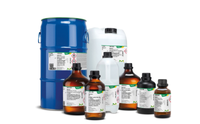 Acids 一组化学容器,包括一个蓝色桶、一个白色塑料罐和数个棕色玻璃瓶,均贴有Supelco公司的安全信息标签及品牌标识。