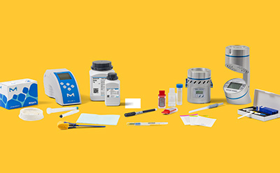 适用于食品和饮料行业的全套卫生监测产品，包括 HY-LiTE 和 MVP Icon ATP 仪器、MAS-100 和 MAS-ECO 空气监测系统、Flash 过敏原拭子、eMcollect 无菌采样设备、点滴和载玻片、MC-Media 垫以及病原体检测试剂盒，所有产品均以白色为背景。
