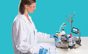 Performance qualification of the Steritest Symbio pump 操作员正在对Steritest Symbio泵进行无菌测试的性能鉴定