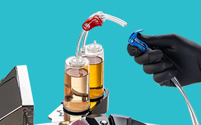 Cutting of the Steritest NEO tubing with the Velax cutting clamp 操作员使用Velax切割钳剪断Steritest无菌检测仪的试管