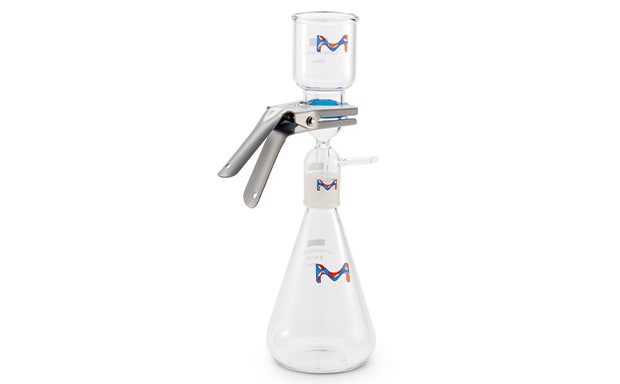 Millipore® All-Glass Filter Holder Kit 的照片，包括玻璃漏斗、铝制弹簧夹、玻璃熔块支架和研磨连接烧瓶。