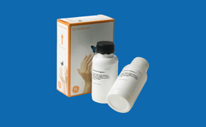 Western Blotting Products 一系列 Cytiva 实验室器皿产品,包括过滤装置、瓶子、注射器和膜片,整齐地排列在蓝色背景上。