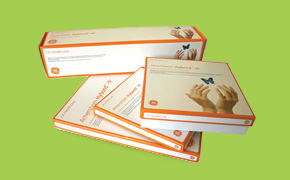 Blotting Papers, Membranes, & FTA Cards 以绿色为背景的四盒 Whatman 实验室用品,包括印迹纸、膜和 FTA 卡。产品标签上有橙色和白色的设计和说明性文字。