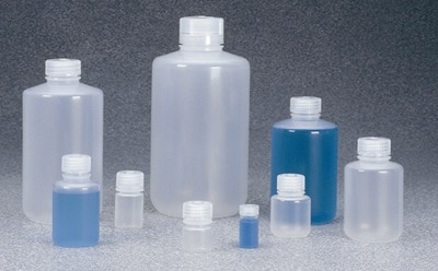 Nalgene<sup>®</sup> Bottles 桌子上摆放着各式各样的纳尔津®(Nalgene®)瓶子。