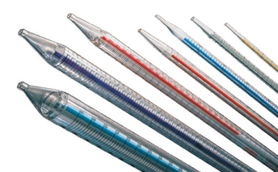 Pyrex serological pipettes 一套七支玻璃管血清吸管,管身和管帽均为透明,呈对角线排列。移液管中装有各种颜色的液体,包括蓝色、红色、紫色和黄色,吸头呈细尖状。