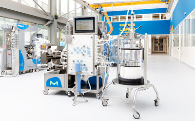 Mobius<sup>®</sup> Chrom 20 single-use chromatography system with Quikscale chromatography column packed with Eshmuno CPFT resin A lab with bioprocessing equipement. On the left, the Mobius Chrom 20 single use chromatography system, on the right the Quikscale multi use chromatography column process scale packed with white eshmuno cpft chromatography resin.