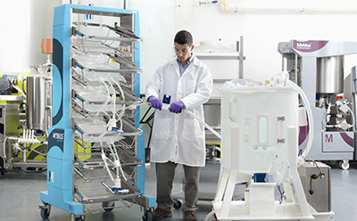 Connecting a 2D bag assembly for mixing Lab technician connecting a 2D bag assembly on a Mobius® container cart to a Mobius® mixer
