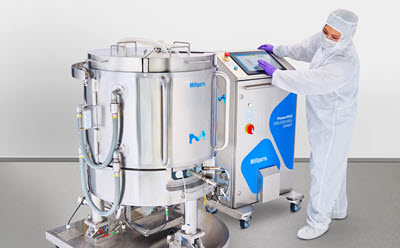 Mobius® single-use mixers - efficiently blend pharmaceutical ingredients and prepare process solutions like buffers and media. Operator working on a Mobius® Power MIX single-use mixer.