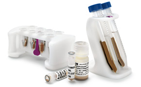 展示用于蛋白质纯化的 PureProteome™ 磁珠产品的设备。