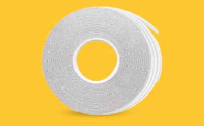 Hi Flow™ Plus Membranes for Manufacturing Hi-Flow™ Plus 用于侧流分析制造的膜母卷,黄色背景。