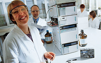 Dr, Cabrera and her team Dr. Karin Cabrera, Dieter Lubda and their team with “their” Chromolith<sup>®</sup> separation columns. Source: 100 years of chromatography at Merck