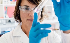 科学家在实验室仔细观察手中的试管 科学家在实验室仔细观察手中的试管