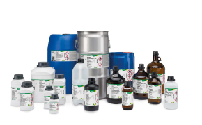 Analytical reagents and chemicals Assortment of analytical reagents, solvents, acids, salts, and laboratory chemicals in bottles and containers of various sizes, used for sample preparation, extraction, digestion, and instrumental analysis in environmental and analytical testing laboratories.