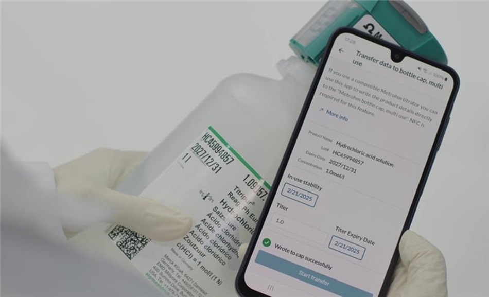 Mobile data transfer with Chemisphere app for reagent bottle Gloved hand holding reagent bottle while smartphone displays ChemiSphere™ App transferring data to an RFID-enabled Metrohm titrator cap.