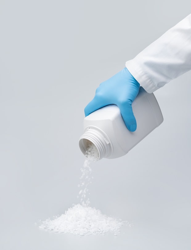 Flowability of granulated salts