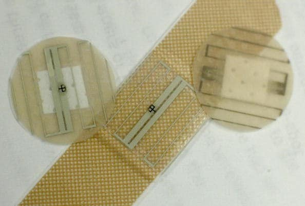 轻薄的柔性可穿戴生物传感器皮肤贴片为圆形贴片，可用于消费者和医学应用。