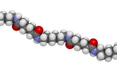 聚酰胺塑料聚合物的化学结构，原子表示为球体，用常规颜色注明：氢（白色），碳（灰色），氧（红色）。聚酰胺（nylon-6,6）塑料聚合物，化学结构-线性片段。
