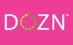 DOZN Logo 粉色背景下的DOZN™
