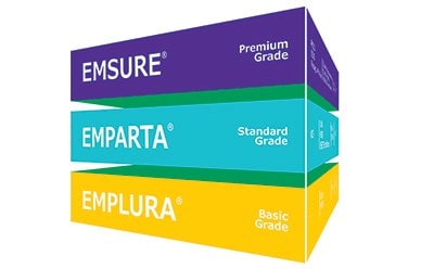 EMSURE® AND EMPLURA® INORGANIC REAGENTS 该图片显示了堆叠起来的三个盒子,每个盒子标记了不同的化学品级别。顶部的盒子为紫色,标有“EMSURE®优质级”,中间的盒子标有“EMPARTA®标准级”,底部的盒子为橙色,标有“EMPLURA®基础级”。