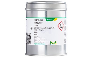 Metals for Pharmacopoeia Analysis 该图片显示了EMSURE®锌粉的容器,适用于尺寸小于45 µm的颗粒分析。该标签包括一个条形码、危险性符号和品牌“Supelco”,表明了化学品的性质和安全性信息。