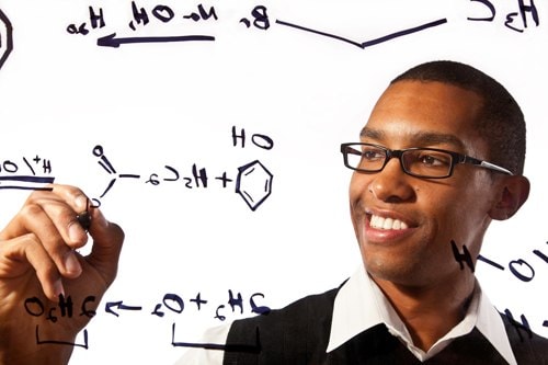C-C Bond Formation 在玻璃上绘制化学反应的男人