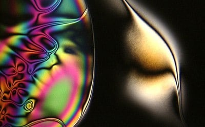 液晶是一种可流动的液体，具有典型晶体材料组成分子的取向序和空间序