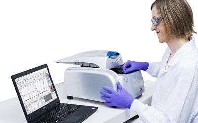 穿戴白大褂、手套和护目镜的实验人员使用Assurance® GDS PickPen™浓缩装置进行PCR致病菌检测