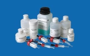 蓝色背景下展示的 Cytiva™ 生物工艺产品阵列。产品系列包括几个贴有标签的白色塑料瓶和红色瓶盖的注射器。