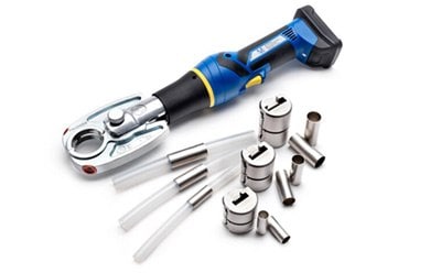 NovaSeal™ battery powered crimping tool and silicone tubing with metal pinch pipes NovaSeal™ 手动和电动卷边工具可安全地将您的一次性组件卷曲并切割为两个无菌流体管道。