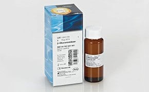 装有β-葡糖醛酸酶和硫酸酯酶的棕色瓶子及其外包装。包装以白色为主调，配以蓝色设计元素。其中包括文字、条形码和顶部黄色圆形徽标。