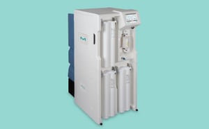 Milli-Q® CLX 7 系列净水系统，白色外观，多个圆柱形滤芯，右上方有一个数字显示面板，背景为浅绿色