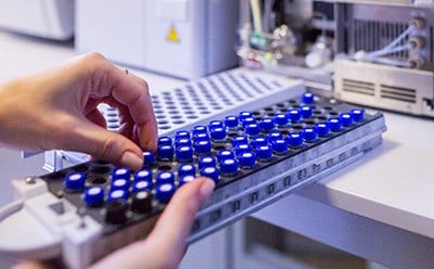 一位手持高效液相色谱图的科学家