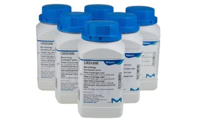 NutriSelect® Prime Microbiology Products 一组六个 NutriSelect® Prime 瓶子,每个都有一个蓝色瓶盖,展示用于食品安全和质量保证的各种微生物检测产品。